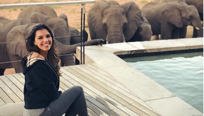 Na África, Mariana Rios se declara para o namorado 