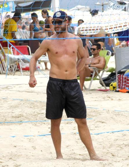 Rodrigo Hilbert mostra boa forma em dia na praia