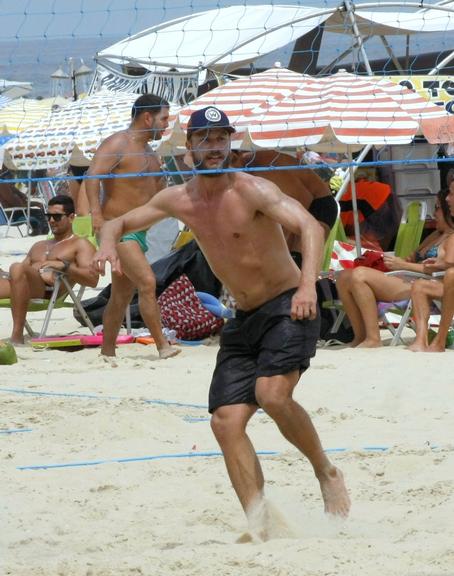 Rodrigo Hilbert mostra boa forma em dia na praia