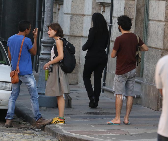 Caio Blat e Luisa Arraes são flagrados aos beijos no Rio