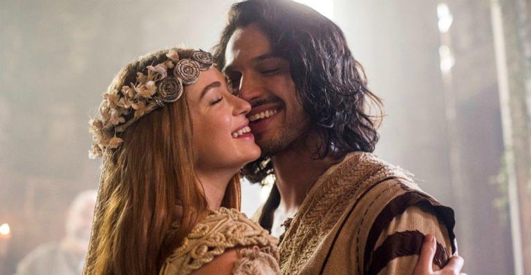 O casamento de Afonso (Romulo Estrela) e Amália (Marina Ruy Barbosa)