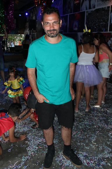 Julia, filha de Leandra Leal, curte bloco de carnaval infantil ao lado do pai Alê Youssef