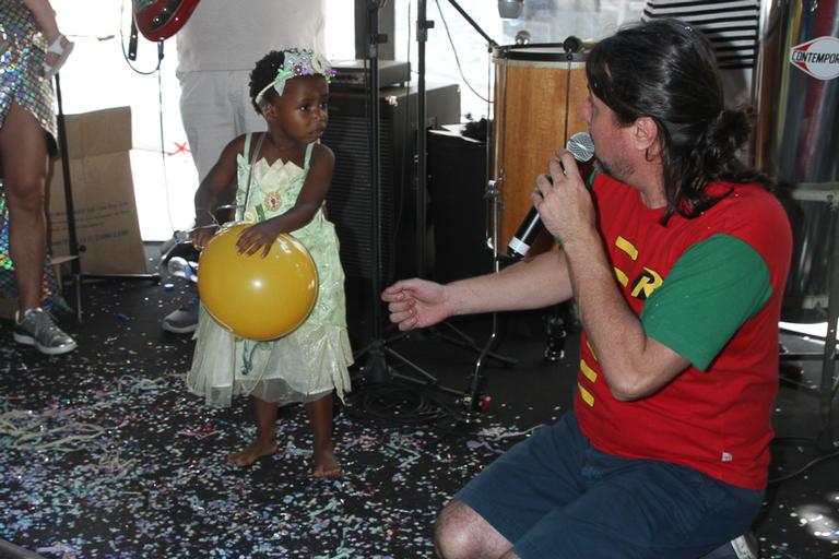 Julia, filha de Leandra Leal, curte bloco de carnaval infantil ao lado do pai Alê Youssef