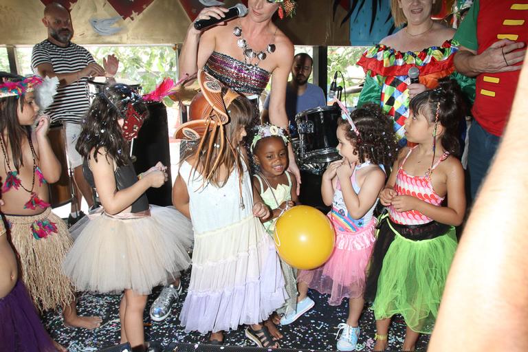 Julia, filha de Leandra Leal, curte bloco de carnaval infantil ao lado do pai Alê Youssef