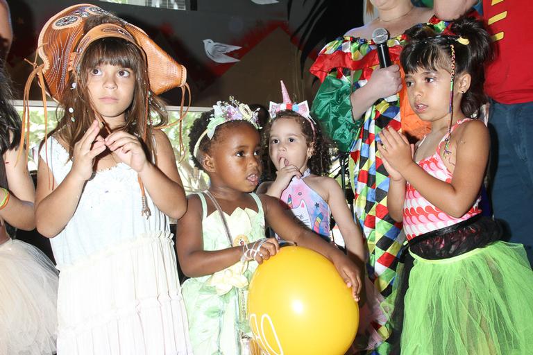 Julia, filha de Leandra Leal, curte bloco de carnaval infantil ao lado do pai Alê Youssef