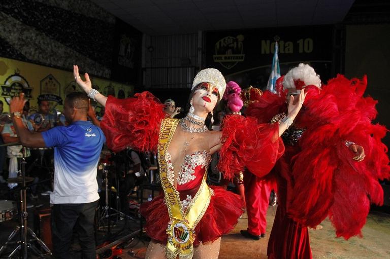 Sabrina Sato é coroada Rainha do Glan Gay 2018