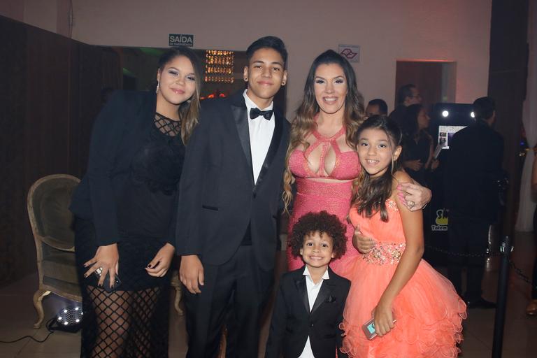 Simony faz raríssima aparição com os 4 filhos em festa