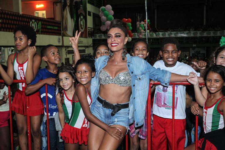 De top e micro shorts, Juliana Paes exibe barriga trincada em ensaio de Carnaval