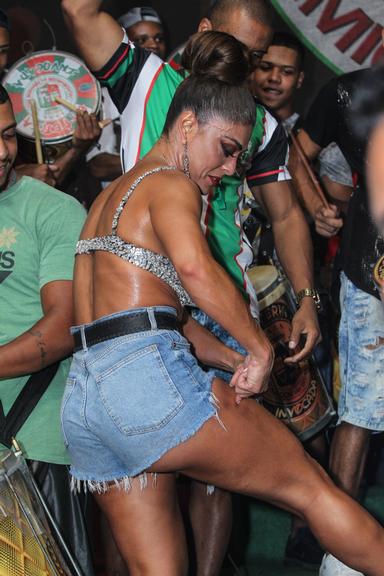 De top e micro shorts, Juliana Paes exibe barriga trincada em ensaio de Carnaval