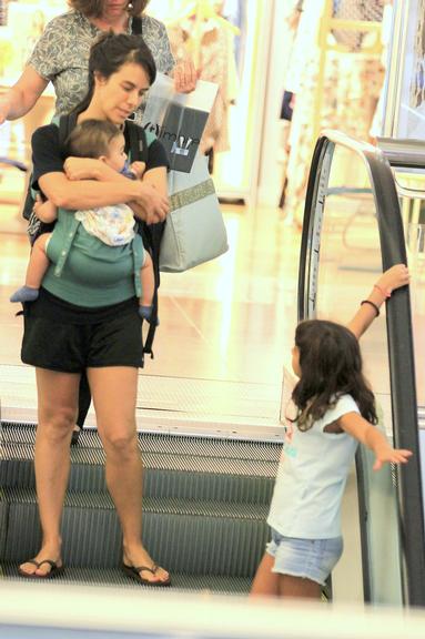 Miá Mello curte passeio com os filhos no Rio de Janeiro