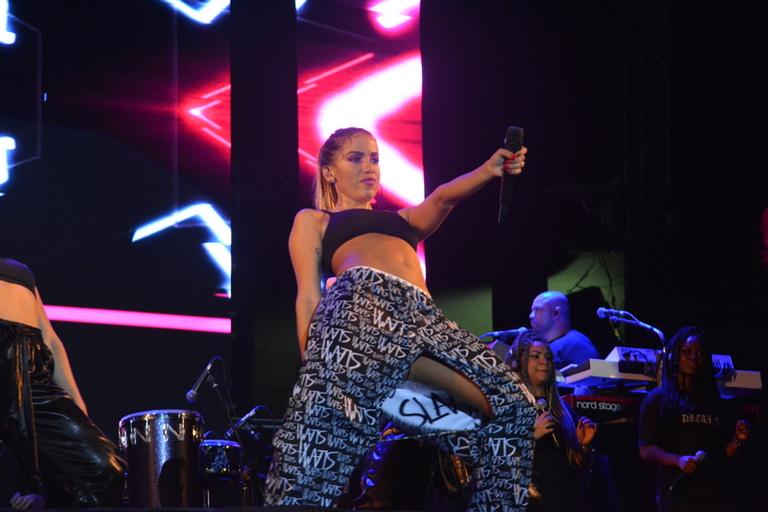 Anitta canta “Envolvimento” em show em Olinda