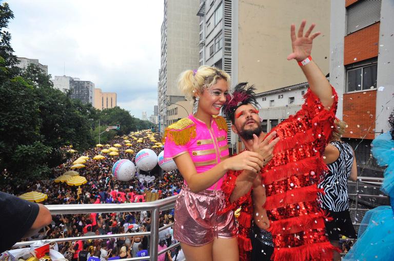 Sophie Charlotte e famosas se divertem em bloco em SP