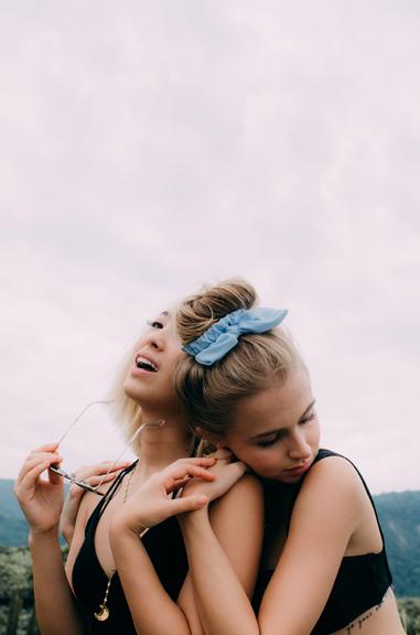 Isabella Scherer e Ana Hikari fazem ensaio fotográfico no Rio de Janeiro