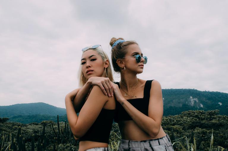 Isabella Scherer e Ana Hikari fazem ensaio fotográfico no Rio de Janeiro