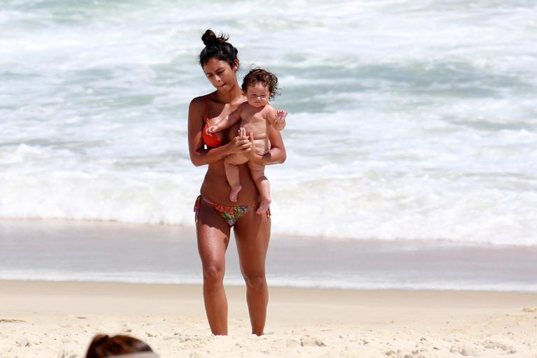 Yanna Lavigne curte dia na praia com a filha, Madalena