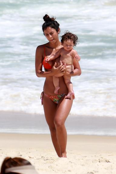 Yanna Lavigne curte dia na praia com a filha, Madalena