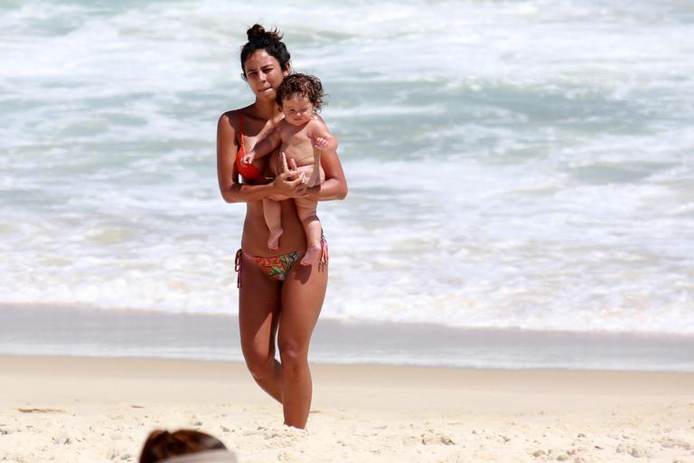 Yanna Lavigne curte dia na praia com a filha, Madalena