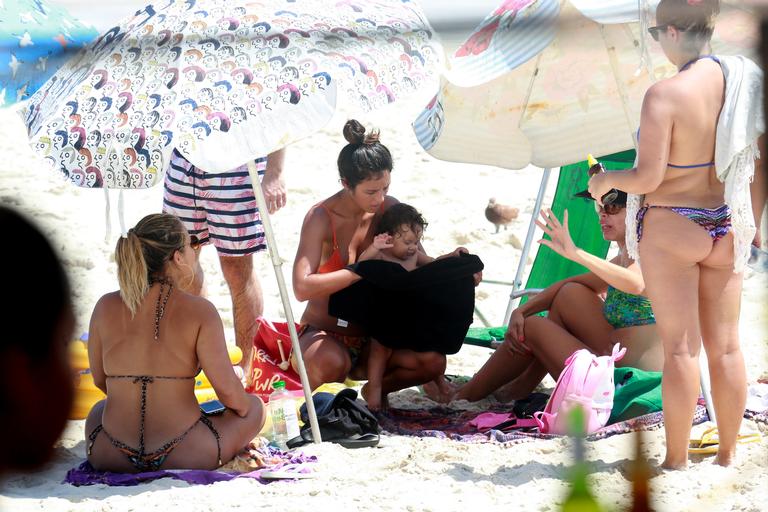 Yanna Lavigne curte dia na praia com a filha, Madalena