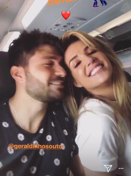 Aline Gotschalg viaja com o namorado para Salvador