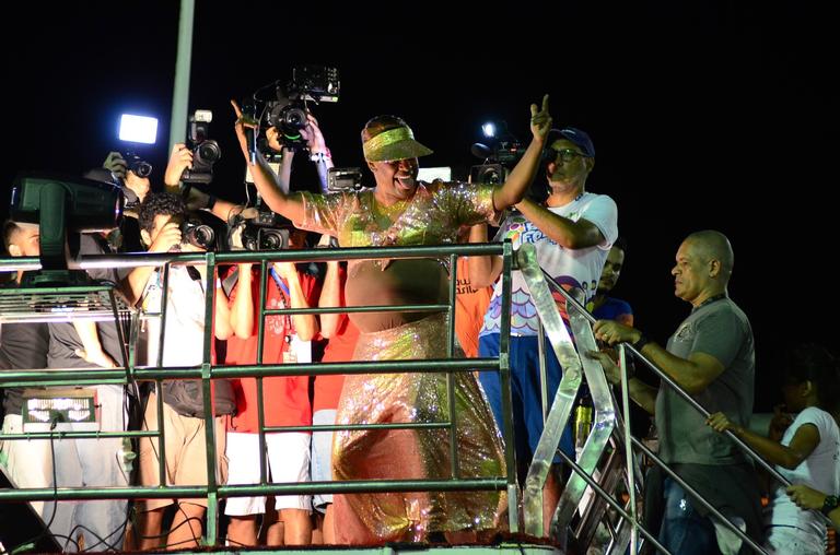 Márcio Victor, do Psirico, se veste de Ivete Sangalo no carnaval