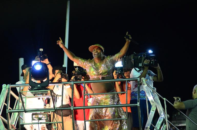 Márcio Victor, do Psirico, se veste de Ivete Sangalo no carnaval