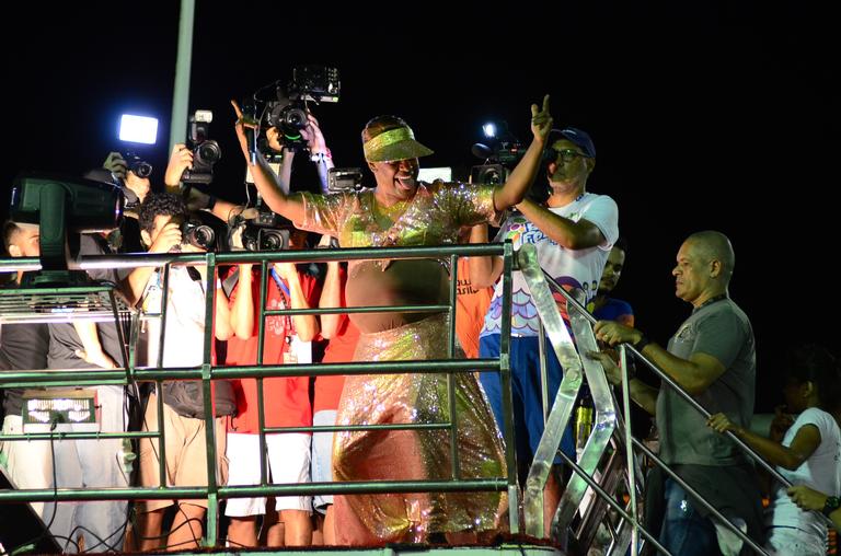 Márcio Victor, do Psirico, se veste de Ivete Sangalo no carnaval