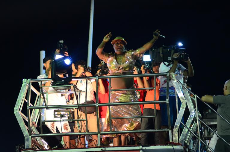 Márcio Victor, do Psirico, se veste de Ivete Sangalo no carnaval