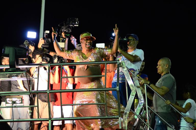 Márcio Victor, do Psirico, se veste de Ivete Sangalo no carnaval