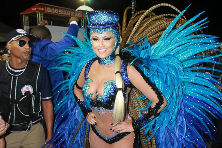 Rainha de bateria, Ellen Rocche exibe boa forma na avenida