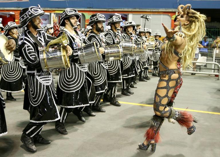 Sheila Mello passa perrengue no Sambódromo do Anhembi