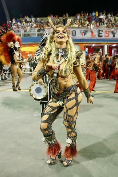 Sheila Mello passa perrengue no Sambódromo do Anhembi