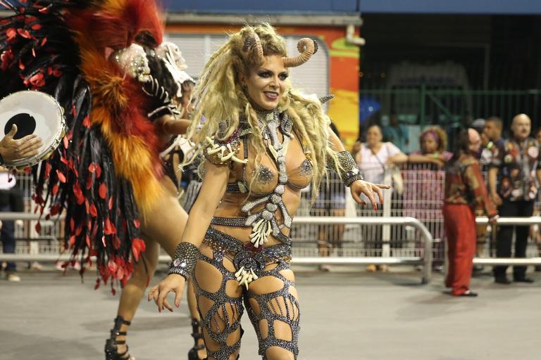 Sheila Mello passa perrengue no Sambódromo do Anhembi