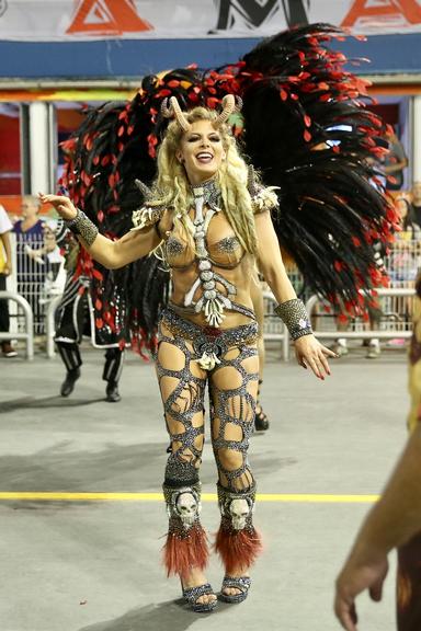 Sheila Mello passa perrengue no Sambódromo do Anhembi