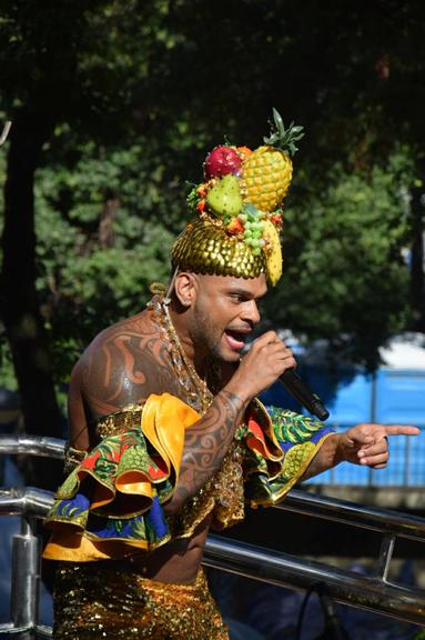 Tony Salles usa fantasia de Carmen Miranda em trio elétrico