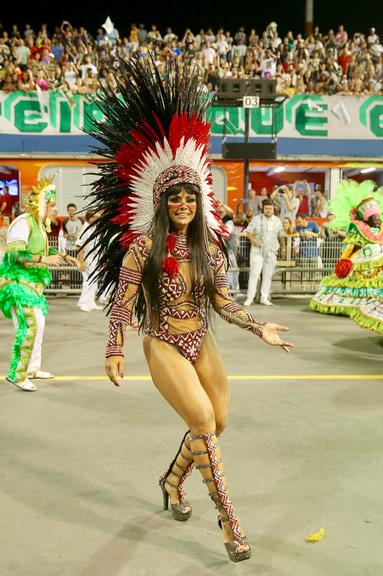 Viviane Araújo brilha à frente da Mancha Verde