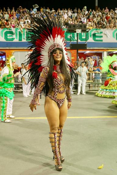 Viviane Araújo brilha à frente da Mancha Verde