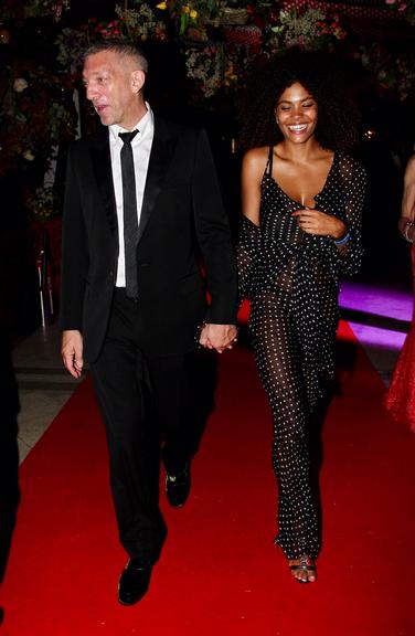 Vincent Cassel assume namoro com Tina Kunakey