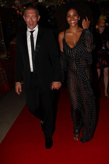 Vincent Cassel assume namoro com Tina Kunakey