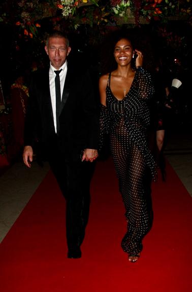 Vincent Cassel assume namoro com Tina Kunakey