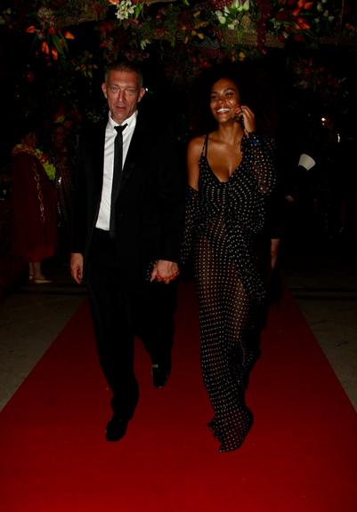 Vincent Cassel assume namoro com Tina Kunakey