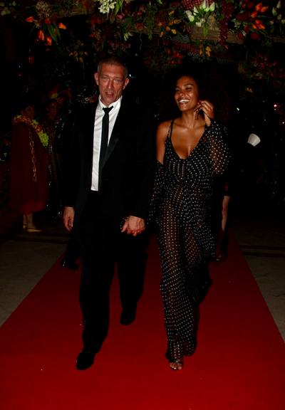 Vincent Cassel assume namoro com Tina Kunakey