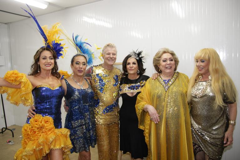 Atrizes se reúnem em desfile em homenagem a Miguel Falabella