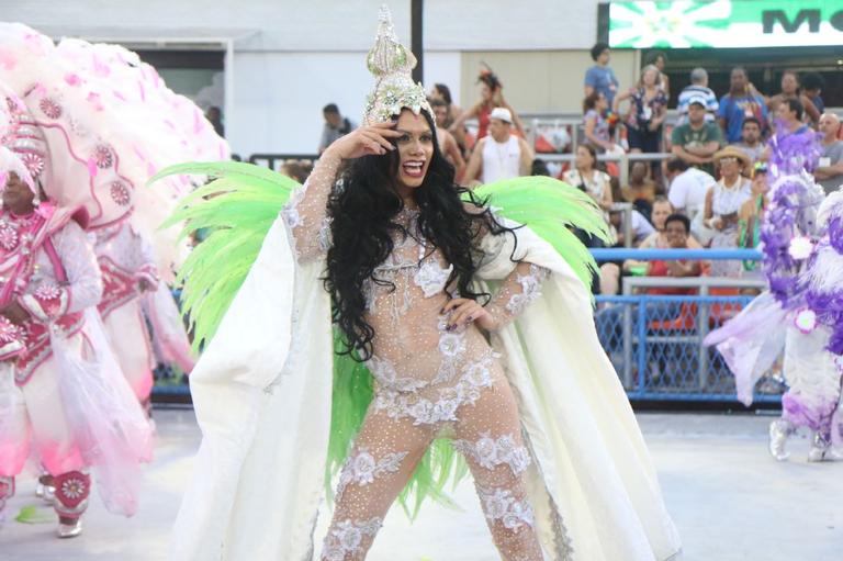 Silvério Pereira surge como Gisele em desfile da Mocidade 