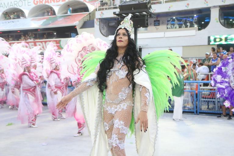 Silvério Pereira surge como Gisele em desfile da Mocidade 