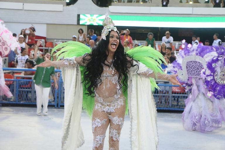 Silvério Pereira surge como Gisele em desfile da Mocidade 