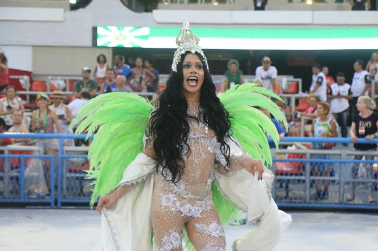 Silvério Pereira surge como Gisele em desfile da Mocidade 