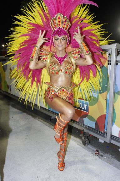 Thaila Ayala no desfile da Grande Rio na Sapucaí