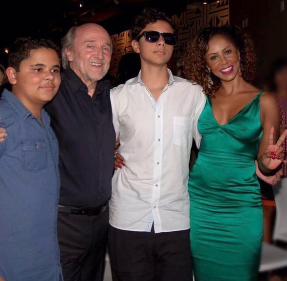 Valéria Valenssa e Hans Donner com os filhos João Gabriel e João Henrique