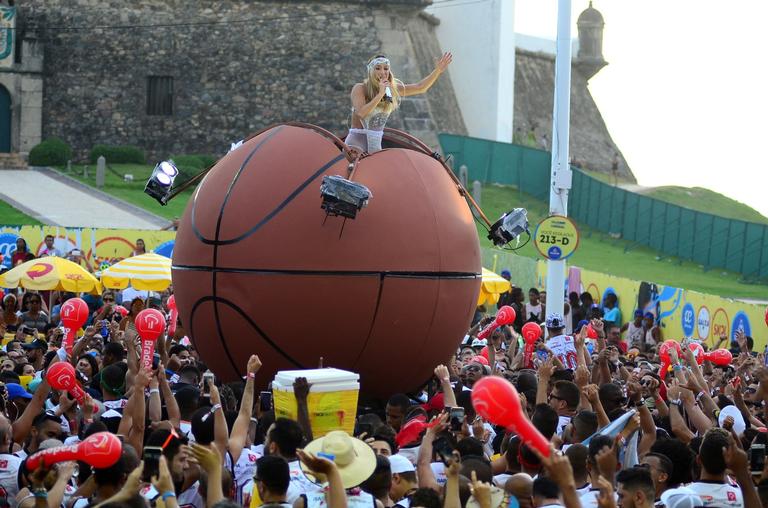 Claudia Leitte canta dentro de bola de basquete gigante 