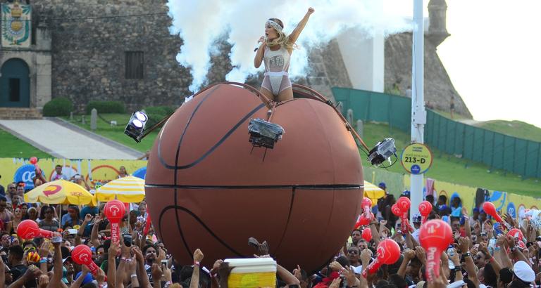 Claudia Leitte canta dentro de bola de basquete gigante 